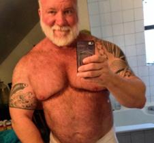 musclebear daddy gym selfie