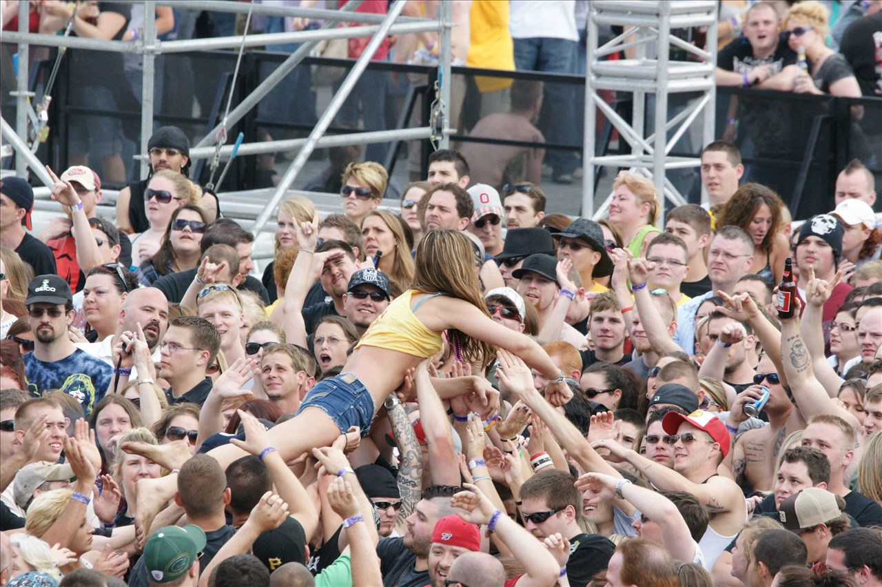 Girl Crowd Surfing Naked Pictures.